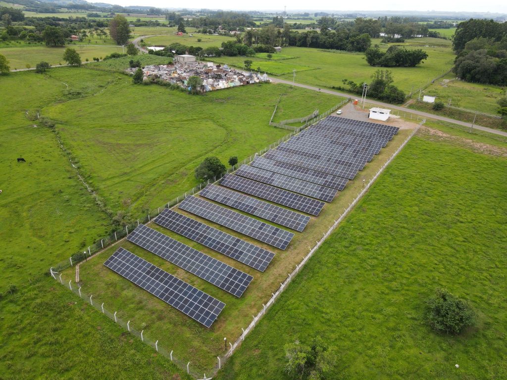 usinas-solar-de-solo-grande-porte-macrosol, investidor-analisando-rentabilidade-energia-solar