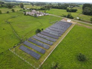 usinas-solar-de-solo-grande-porte-macrosol, investidor-analisando-rentabilidade-energia-solar